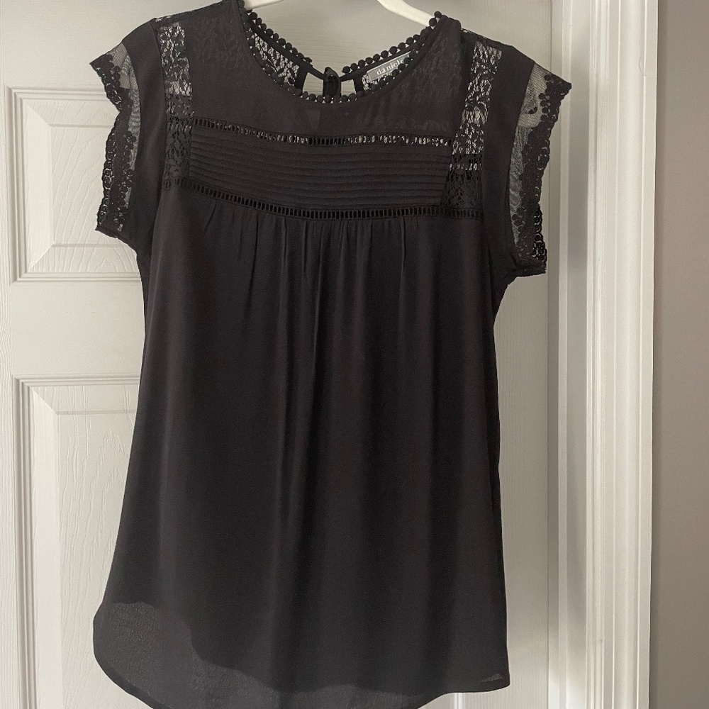 Danielrainn Top Size S  (Stitch Fix) 🌸